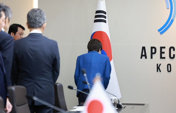 다카이치 사나에 일본 총리가 30일 경북 경주 APEC 정상회의장에서 열린 이재명 대통령과의 한일 정상회담에서 기념촬영 후 자리로 향하기 전 태극기에 예를 표하고 있다. 〈사진=대통령실통신사진기자단/연합뉴스〉