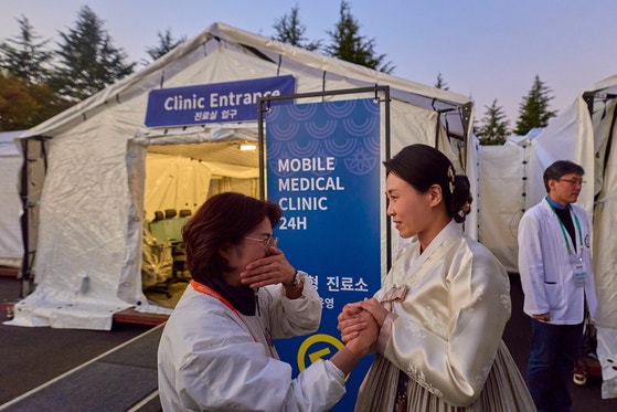 <b>김혜경</b> 여사, <b>APEC 자원봉사자</b>·의료진 <b>격려</b>…“여러분 땀방울이 경주 ...