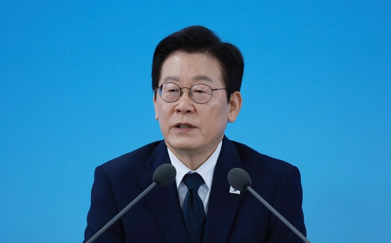 이 대통령 "국가가 <b>소방공무원</b> 지킬 것…합리적 <b>지원</b>·정당한 <b>보상</b>"