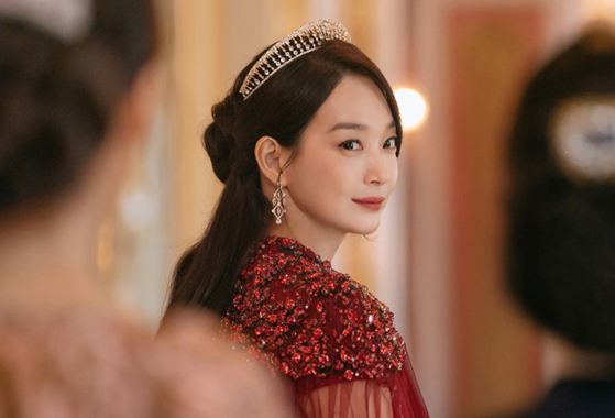 [디즈니+ 2025] 베일 벗은 '<b>재혼황후</b>'…신민아 “로판 구현, 처음엔 낯설...