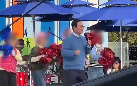 <b>구청장</b> 노래무대에 여성 공무원들 '<b>백댄서</b>'…성인지 감수성 <b>논란</b>