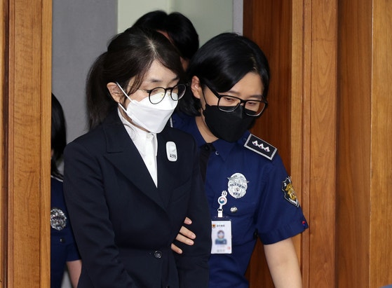 법원, '자본시장법 위반 혐의' <b>김건희 재판</b> 중계 일부 허가