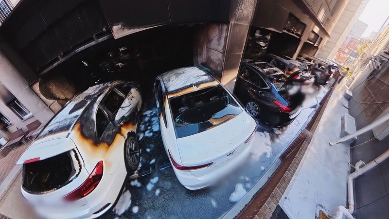 새벽 서울 아파트 필로티 주차장 불 차량 18대 다 타버림