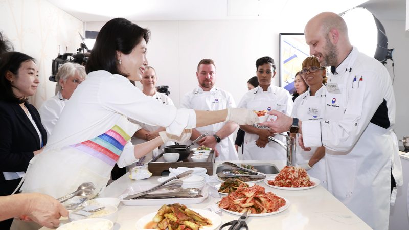 김혜경 여사 남아공 한식 외교! 김치 찢먹 시연하며 이재명 대통령 키세스단 언급