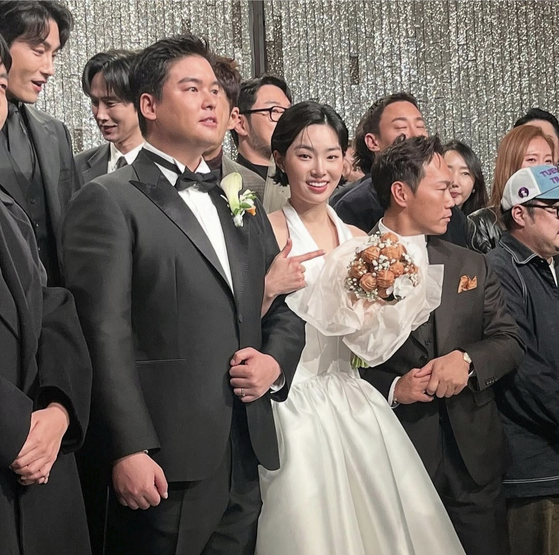 이장우·<b>조혜원</b>, 7년 연애 끝 결혼…'호두과자 부케' 들었다