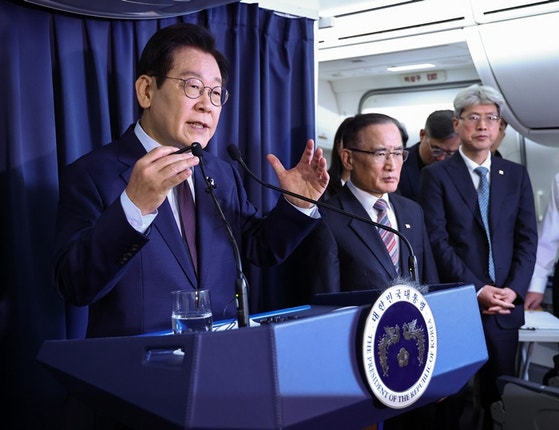 이 대통령 "<b>남북</b>관계 매우 위험…쫓아가서라도 말 붙여야"