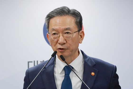 '<b>론스타</b> 승소' 법무부, <b>론스타</b> 측에 '74억 <b>변제 요구</b>' 서신 발송