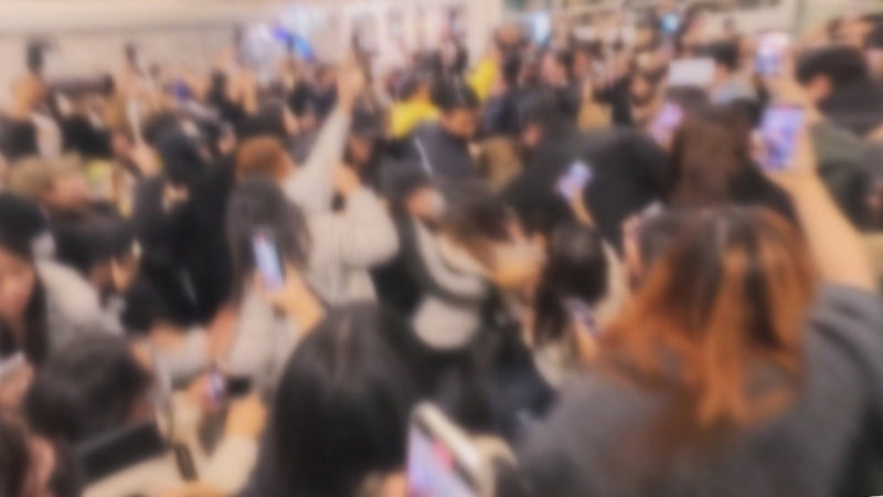 아이돌 출국 때마다 공항 난장판… 일반 시민 안전 위협 심각하다