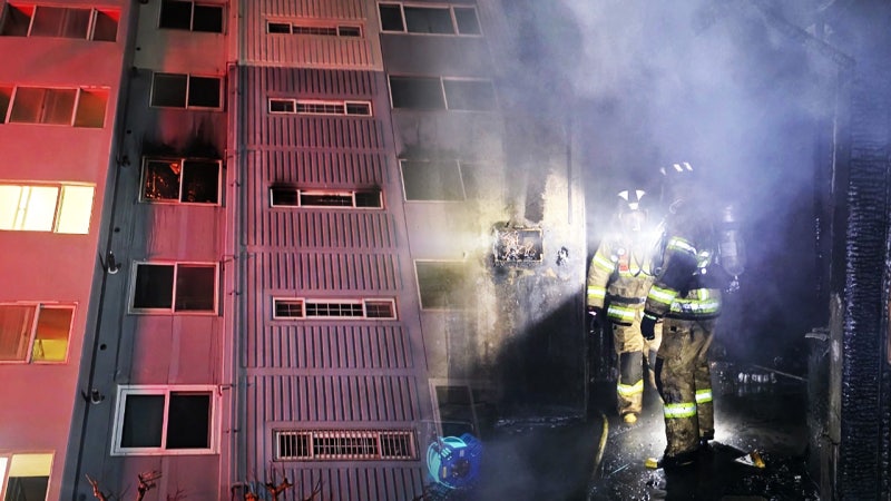 창원 아파트 화재 60대 부부 숨져…"현관 중문서 대피 못 해"