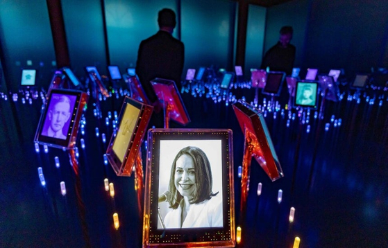 현지시간 9일 노르웨이 오슬로 노벨평화센터에서 열린 '위기에 처한 민주주의' 전시회에서 노벨 평화상 수상자 마리아 코리나 마차도의 초상화가 역대 수상자들의 초상화 사이에 전시됐다.〈사진출처=AFP 연합뉴스〉