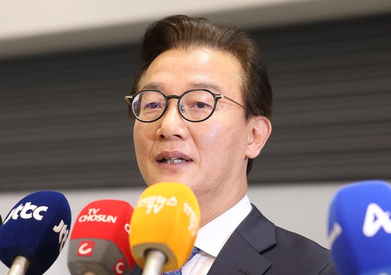 전재수 해양수산부 장관이 11일 '유엔해양총회' 유치 활동을 마치고 귀국해 입장을 밝히고 있다.전재수 장관은 이날 사의를 표명했다.〈사진=연합뉴스〉