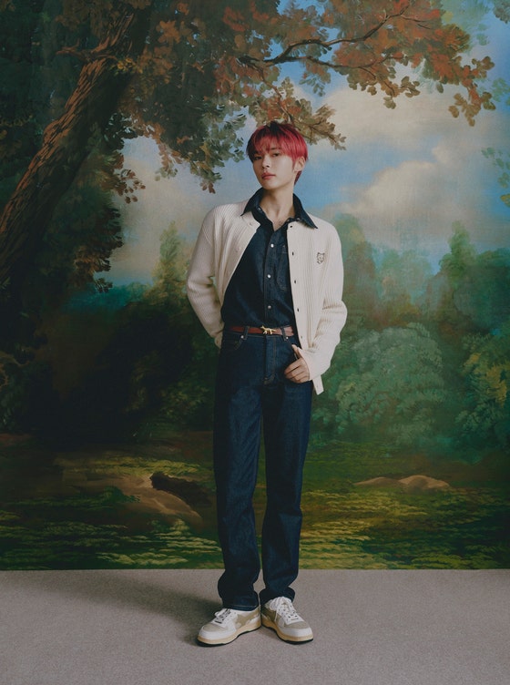 Hanbin shows off a stylish and warm pictorial with a preppy look