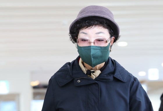 양평 공흥지구 개발 특혜 의혹과 관련해 김건희 여사의 모친 최은순씨가 지난 11월 4일 서울 광화문 KT 빌딩에 마련된 김건희특검 사무실에 피의자 신분으로 출석하고 있다.〈사진=연합뉴스〉