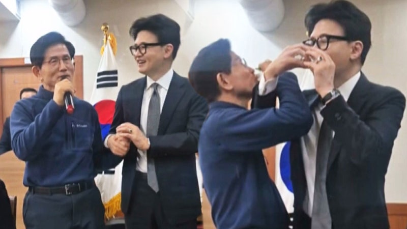 "우리는 하나다!" 한동훈-김문수 '러브샷'…<b>장동혁</b> 대항 연대?
