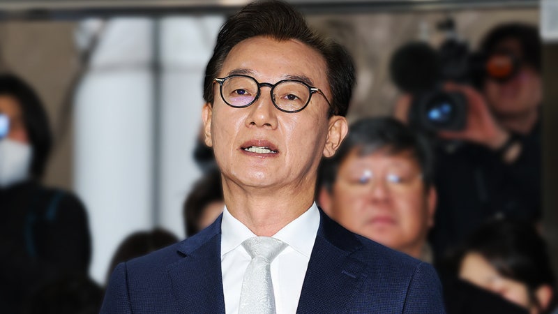 '<b>통일교 의혹</b>' <b>전재수</b> "결단코 안 받았다"…9시간째 <b>조사</b>
