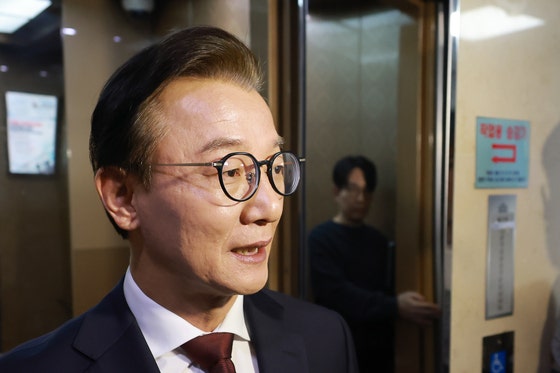 전재수 전 해양수산부 장관이 지난 15일 국회의원회관 내 사무실에서 나오며 취재진 질문에 답하고 있다. 〈사진=연합뉴스〉