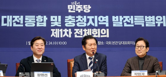 〈YONHAP PHOTO-1732〉 정청래 대표,충청발전특위 모두발언 (서울=연합뉴스) 이동해 기자 = 더불어민주당 정청래 대표가 24일 국회에서 열린 대전·충남 통합 및 충청지역 발전 특별위원회 전체회의에서 