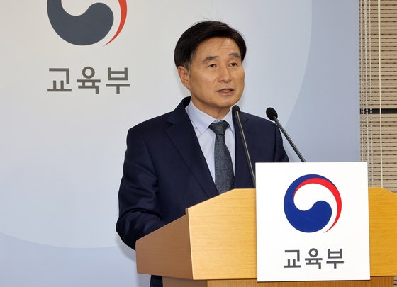 2026학년도 수능 채점결과 발표 (세종=연합뉴스) 배재만 기자 = 오승걸 한국교육과정평가원장이 4일 정부세종청사 교육부 브리핑실에서 2026학년도 대학수학능력시험 채점 결과와 관련 총평을 하고 있다.기사내용과