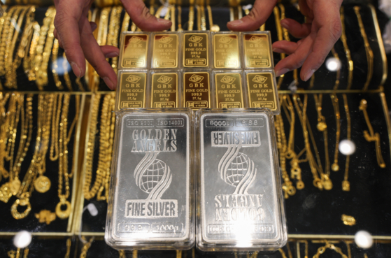 25일 서울 종로구 정인보석에 골드바와 실버바가 놓여있다.〈사진=연합뉴스〉