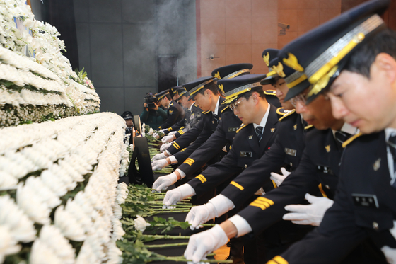 고 이승철 경정 영정에 헌화하는 동료 경찰관들 〈사진=전북도경찰청 제공〉