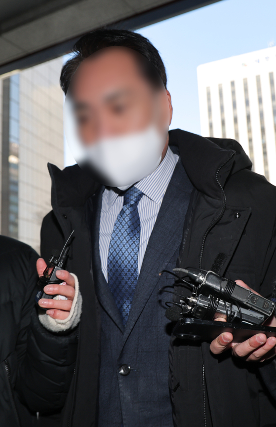 김병기 더불어민주당 의원에게 '공천헌금'을 건넸다는 내용의 탄원서를 작성한 전직 동작구의원 A 씨가 8일 경찰 조사를 받기 위해 마포구 서울경찰청 공공범죄수사대에 피의자 신분으로 출석하고 있다.〈사진=연합뉴스〉