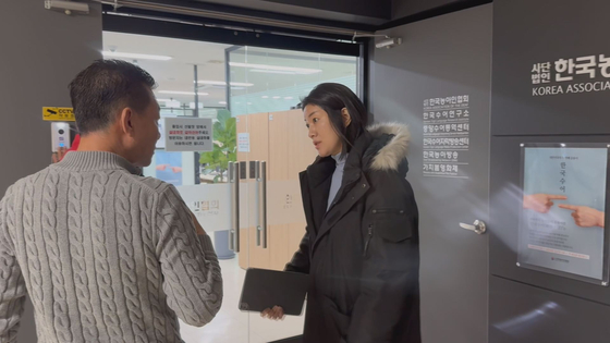 지난 해 12월 15일 정희찬 상임이사가 출근해 JTBC 취재진과 마주한 모습 〈사진=JTBC〉