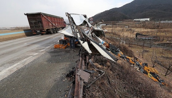 지난 10일 경북 상주시 서산영덕고속도로에서 발생한 다중 추돌사고로 다수 사상자가 발생한 가운데 사고로 부서진 화물차를 관계자들이 수습하고 있다.〈사진=연합뉴스〉