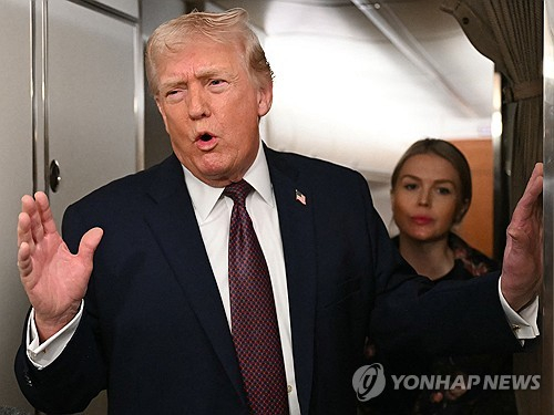 현지시간 11일 도널드 트럼프 대통령이 플로리다 팜비치에서 출발해 백악관으로 돌아오는 전용기 에어포스원에서 기자들과 이야기하고 있다.〈사진=연합뉴스〉