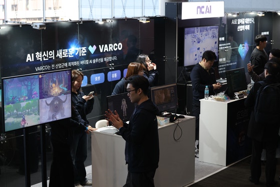 지난해 12월 30일 서울 강남구 코엑스에서 열린 '독자 AI 파운데이션 모델' 프로젝트 1차 발표회에서 참석자들이 NC AI 부스를 둘러보고 있다.〈사진=연합뉴스〉