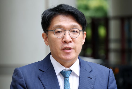 김건희 씨에게 고가의 그림을 건네고 공천을 청탁했다는 의혹을 받는 김상민 전 부장검사가 지난해 9월 17일 서울 서초구 서울중앙지법에서 열린 구속 전 피의자 심문(영장실질심사)에 출석하면서 취재진 질문에 답하고 있는