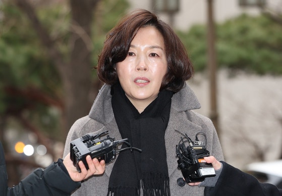 무소속(전 더불어민주당) 강선우 의원에게 '공천헌금' 1억원을 전달한 혐의를 받는 김경 서울시의원이 피의자 신분으로 조사를 받기 위해 18일 서울경찰청 공공범죄수사대로 출석하면서 취재진 질문에 답변하고 있다.〈사진
