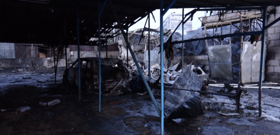 24일 러시아의 우크라이나 공습으로 무너진 건물 〈사진=로이터〉