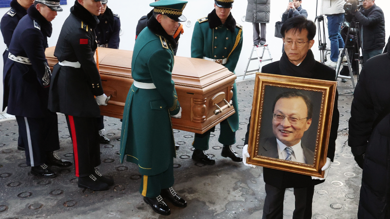 이해찬 전 총리, 베트남에서 영원히… 콧등 시큰한 귀국길