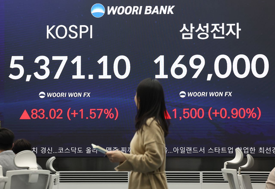 4일 오후 서울 중구 우리은행 딜링룸 현황판에 코스피 지수와 삼성전자 종가가 표시돼 있다. 이날 코스피는 전 거래일보다 83.02p(1.57%) 오른 5,371.10으로 마감했다. 〈사진=연합뉴스〉