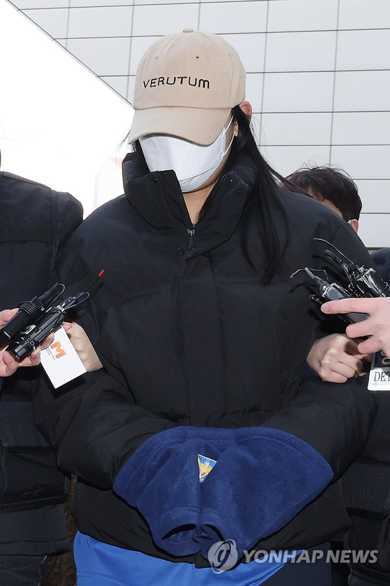 서울 강북구 수유동 모텔에서 남성 2명을 숨지게 한 혐의를 받는 20대 여성 A씨가 12일 서울북부지법에서 영장실질심사를 받기 위해 출석하고 있다. 〈사진=연합뉴스〉