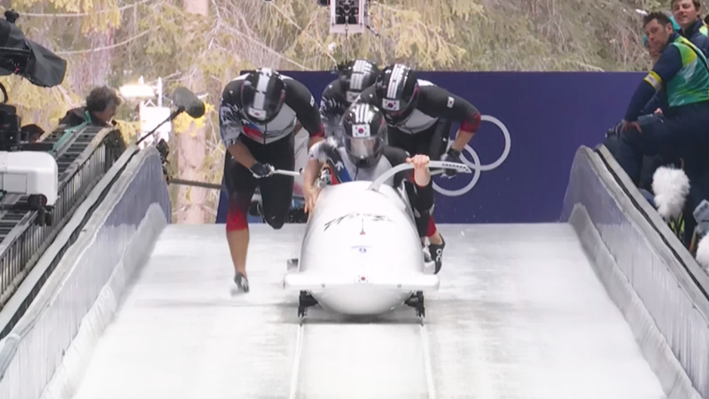 봅슬레이 마지막 경기 한국 선수단 장식