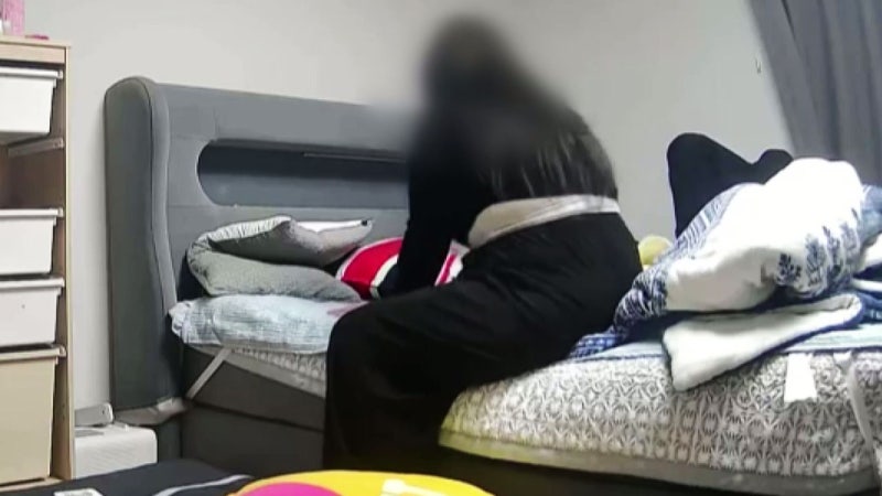 홈캠 열자 '낯선 자'가 내 침대에…지인 불러 술판 벌인 처형