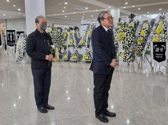 분향소 찾은 손주환 안전공업 대표이사(오른쪽). 〈사진=연합뉴스〉