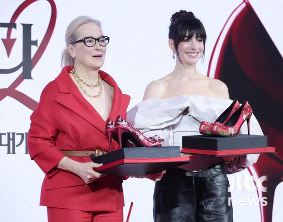 '내한' 메릴 스트립·앤 해서웨이 '꽃신' 선물에 활짝 "보물 받았다"