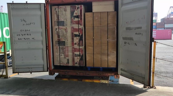 지난 3월 23일 인천항에서 적발된 대마 밀수 컨테이너.의류,신발로 위장했습니다.〈자료=수원지검 마약 합수본〉