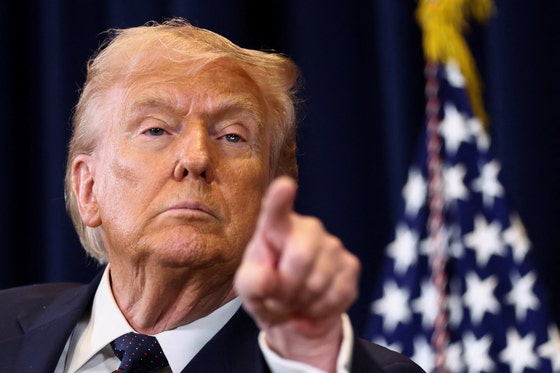 현지시간 9일 도널드 트럼프 미국 대통령이 미국 플로리다주 마이애미의 트럼프 내셔널 도럴 마이애미에서 열린 기자회견에서 질문을 받고 있다.〈사진=로이터〉