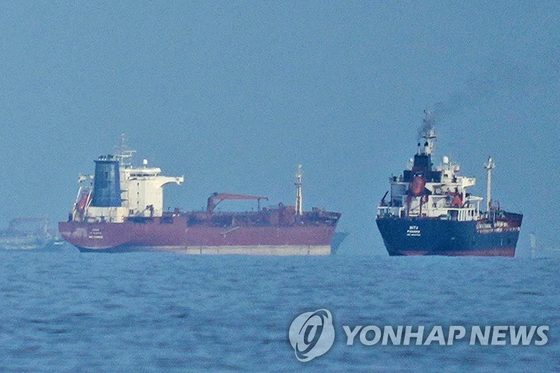 호르무즈 해협의 유조선과 화물선 〈사진=AP / 연합뉴스〉