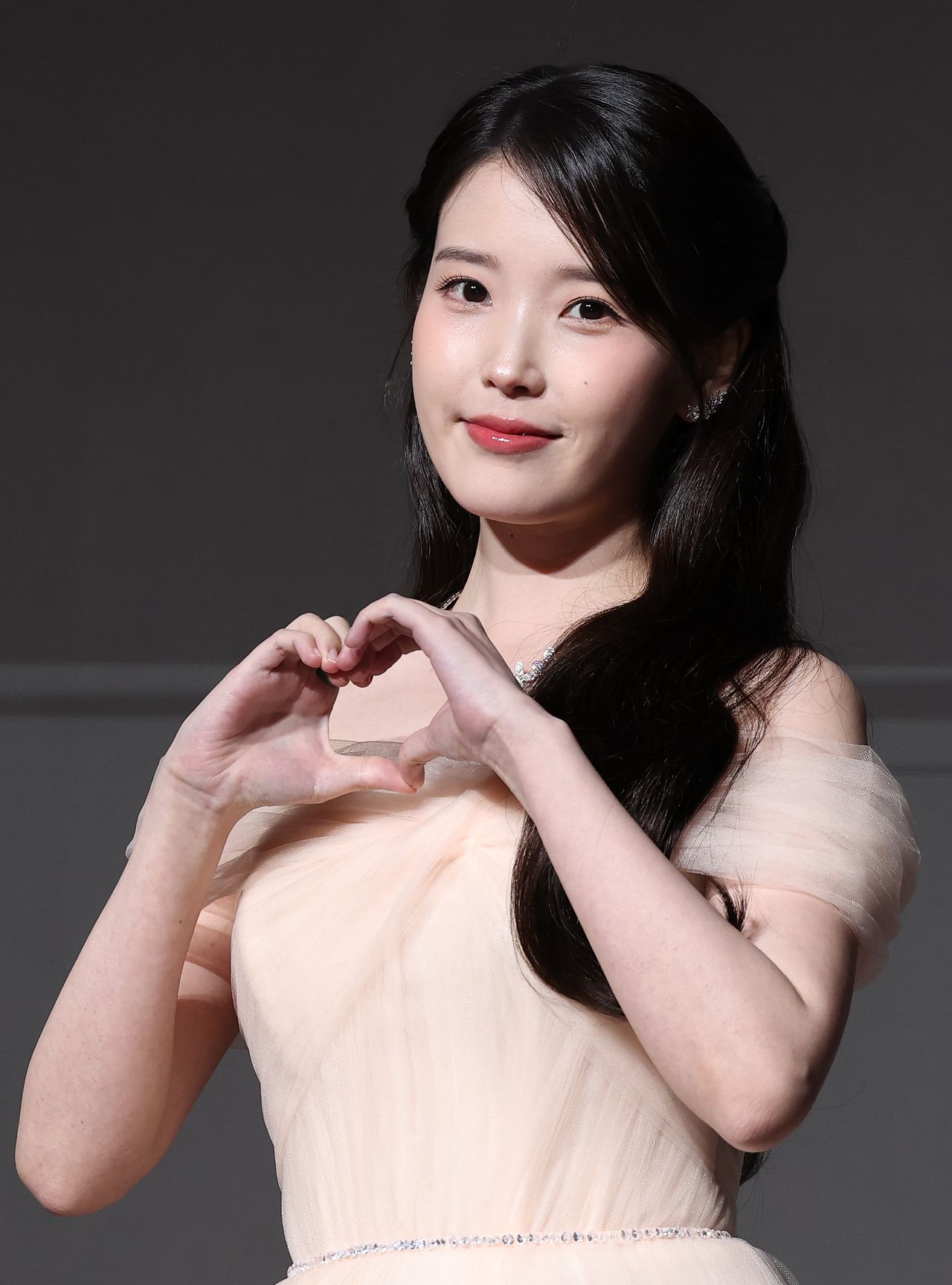 '선행 천사' 아이유 , 어린이날 맞아 1억원 기부