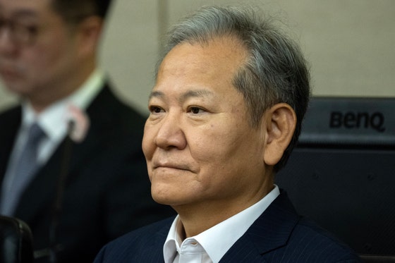 이상민 전 행정안전부 장관이 지난해 10월 17일 서울 서초구 서울중앙지법에서 열린 내란 중요임무 종사 등 혐의 첫 공판기일에 출석해 피고인석에 앉아 있는 모습.〈사진=사진공동취재단〉