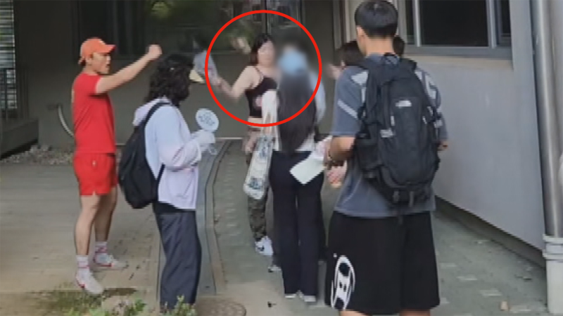 취재 기자를 안경 뺏고 태극기 봉으로 폭행? 이건 선 넘었지