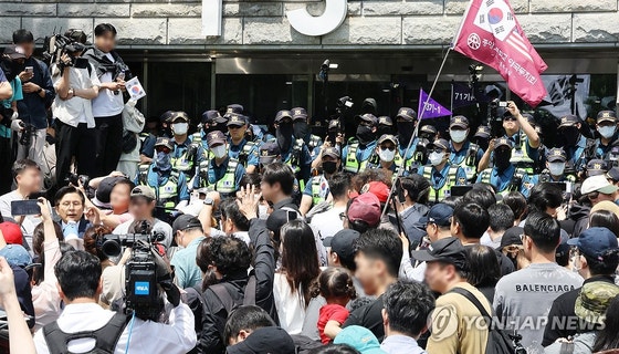 '<b>투표</b>지 부족' 140곳으로 늘었다…26곳은 실제 '<b>투표 중단</b>' 파행