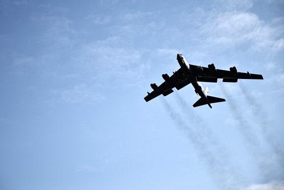 이륙하다 추락한 미 전략폭격기 B-52…탑승자 전원사망 추정