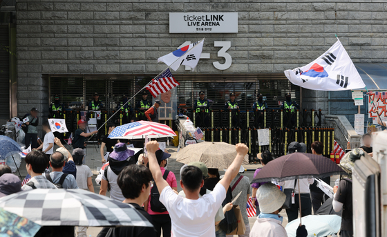 6·3 지방선거 투표용지 부족 사태를 규탄하는 '개표소 봉쇄 시위'가 이어진 지난 14일 서울 송파구 올림픽공원 핸드볼경기장 앞에서 참가자들이 구호를 외치고 있다. 〈사진=연합뉴스〉