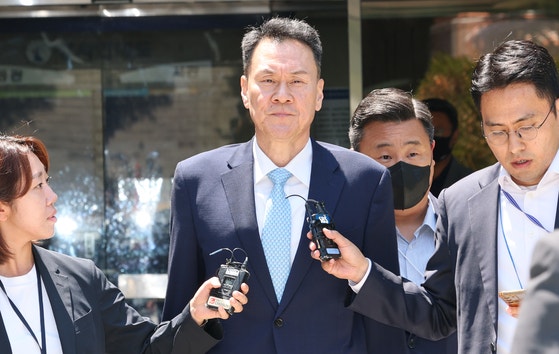 비상계엄 당시 내란에 가담했다는 의혹을 받는 김명수 전 합동참모본부 의장이 지난 15일 서울중앙지법에서 영장실질심사를 마친 뒤 법정을 나서고 있다.〈사진=연합뉴스〉