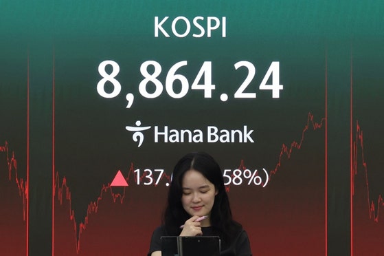 쭉쭉 오르는 코스피, 종가기준 사상 최고…8864 마감